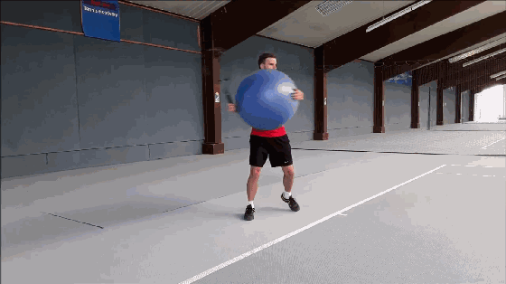 华体会体育官方网站关于篮球赛场再起风云：泰山风暴队小胜洞庭烈马队，脚步移动更到位赛后更衣室沸腾的信息